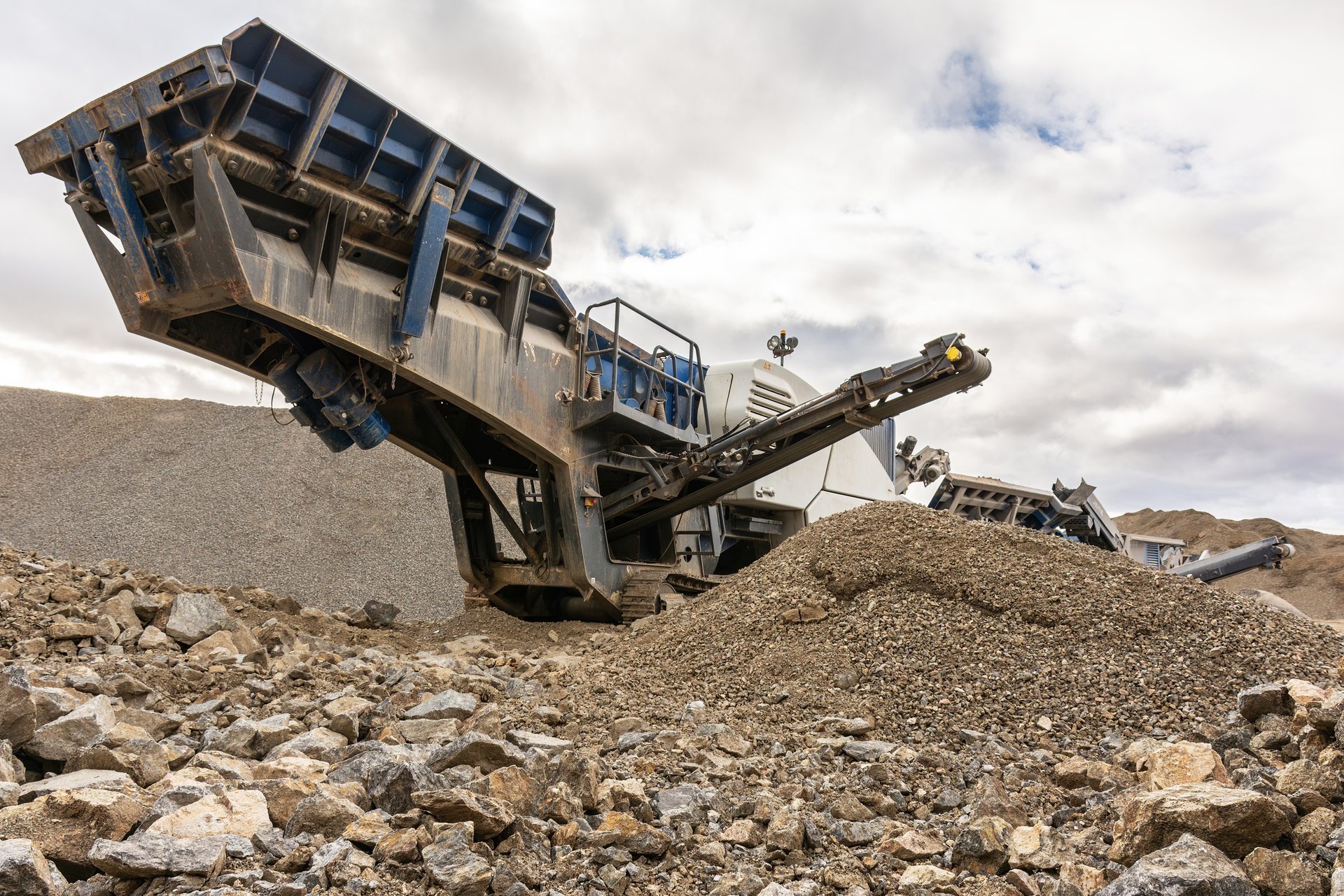 Cantera con maquinaria pesada